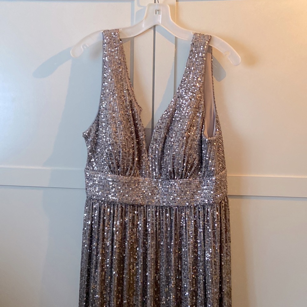 Sequin sleeveless dress. BROKEN ZIPPER.